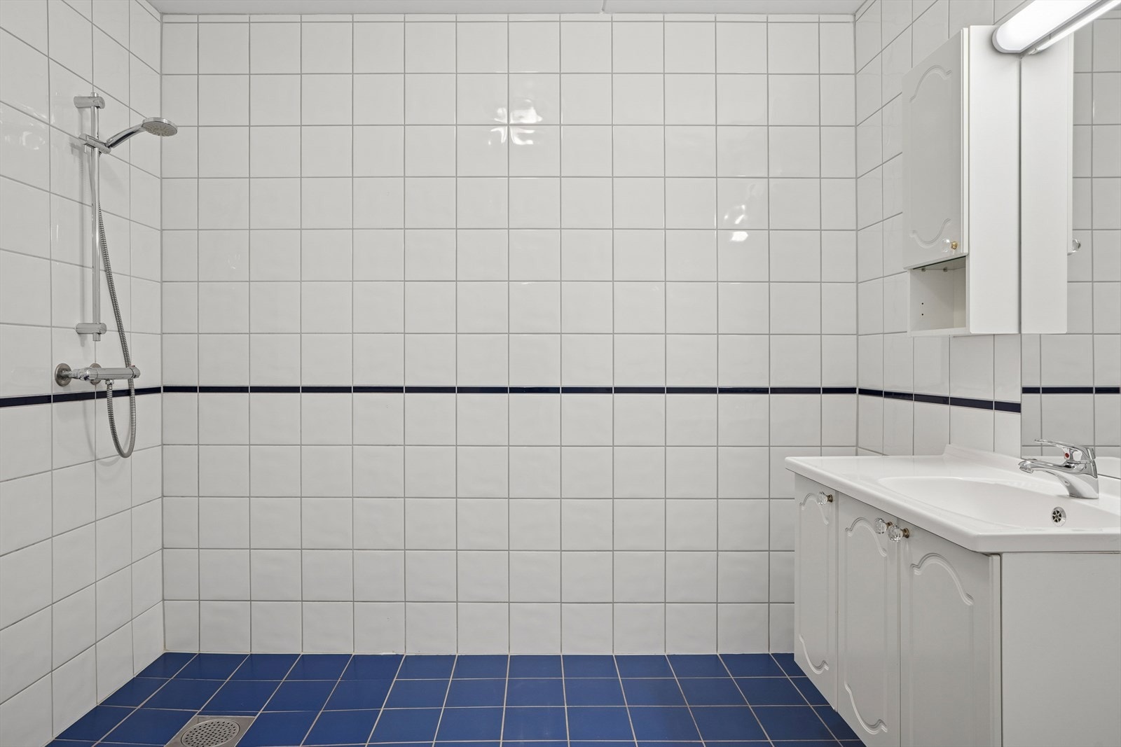 Baderommet har plass og opplegg for vaskemaskin. Galleribilde