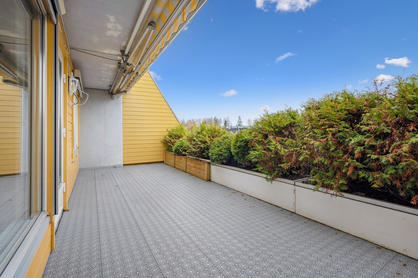 å terrassen er det god plass til noe trivelig utemøblement og grill. Her kan du nyte fine og solrike dager! Galleribilde