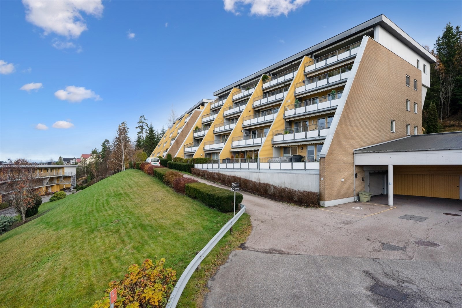 1 garasjepass følger boligen, samt det er noen gjesteparkeringsplasser i garasjen Galleribilde