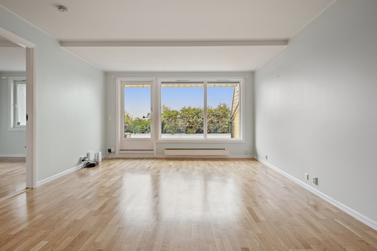 Boligen har en åpen stue-kjøkken løsning. Det er store vindusflater som slipper inn rikelig med naturlig lys. Galleribilde