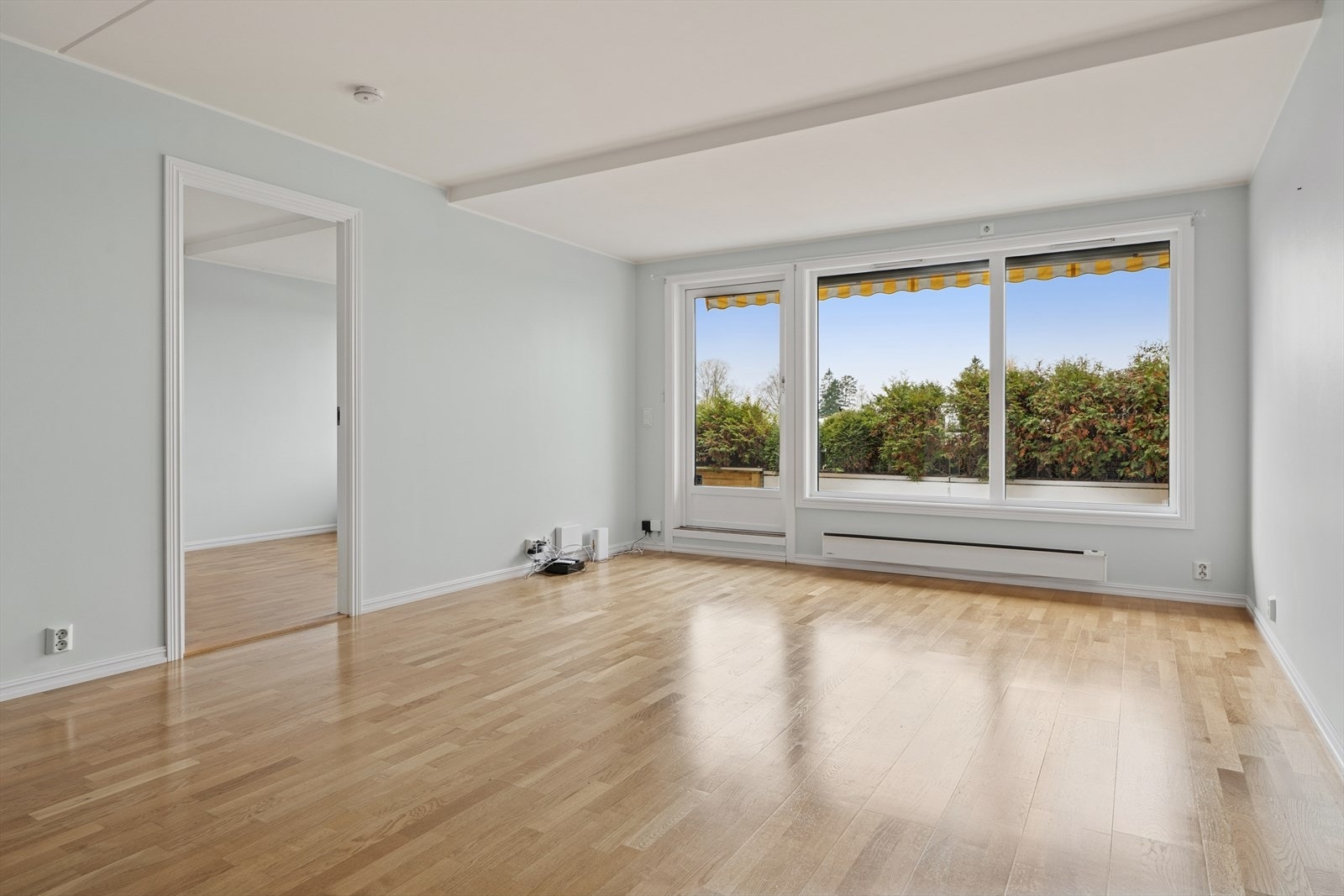 Her er det gode møbleringsmuligheter, og stuen har god plass til sofagruppe og tv-møblement. Galleribilde