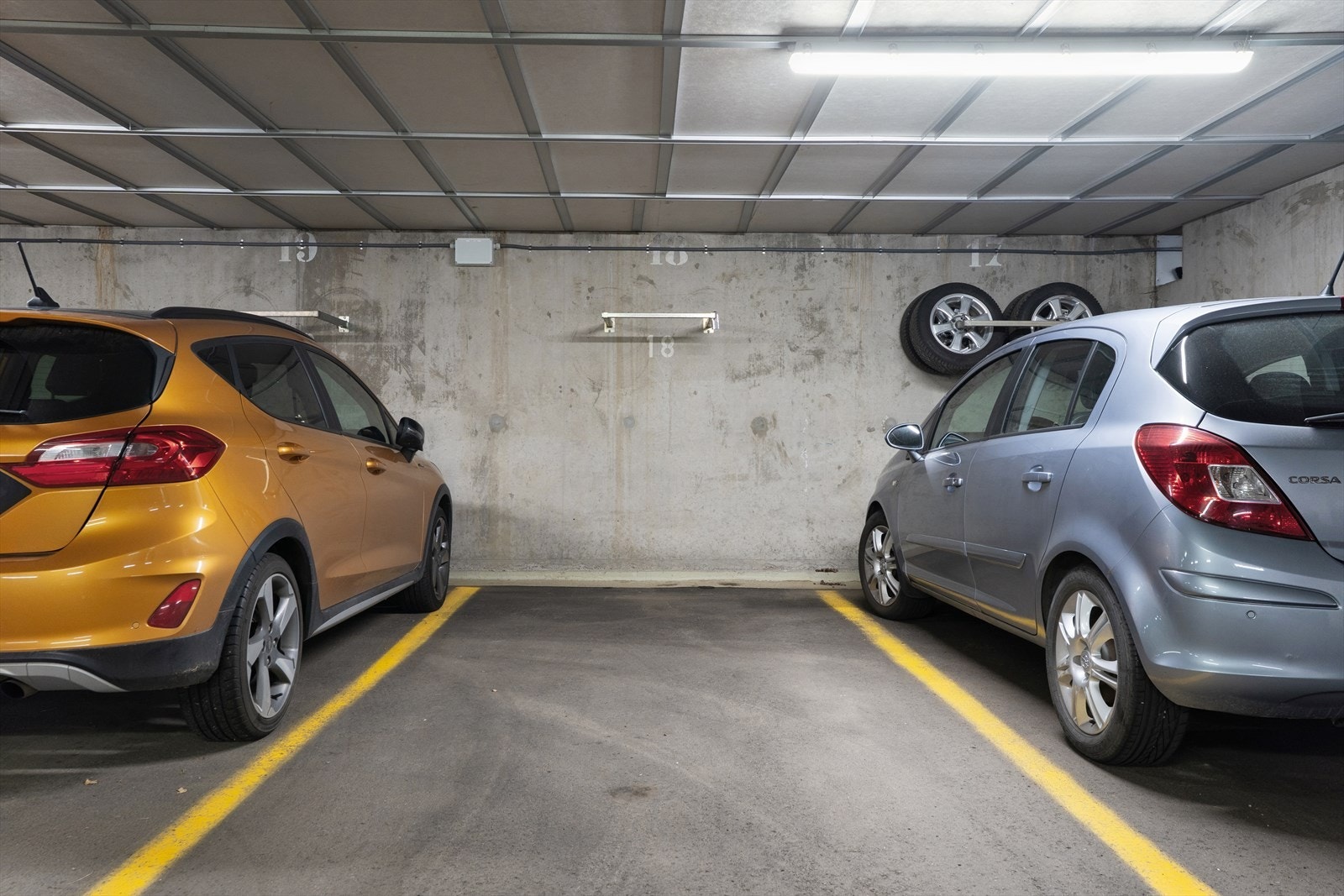 1 garasjepass følger boligen, samt det er noen gjesteparkeringsplasser i garasjen. Galleribilde