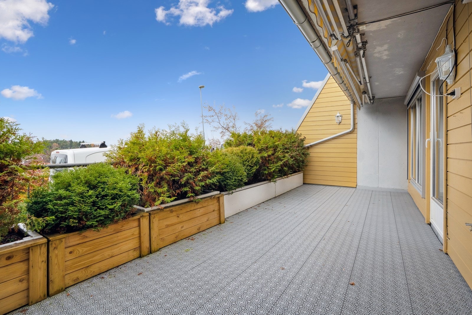 Det er utgang fra stuen/spisestuen til en stor og solrik terrasse, slik at selskapet enkelt kan flyttes utendørs på varme sommerdager. Galleribilde