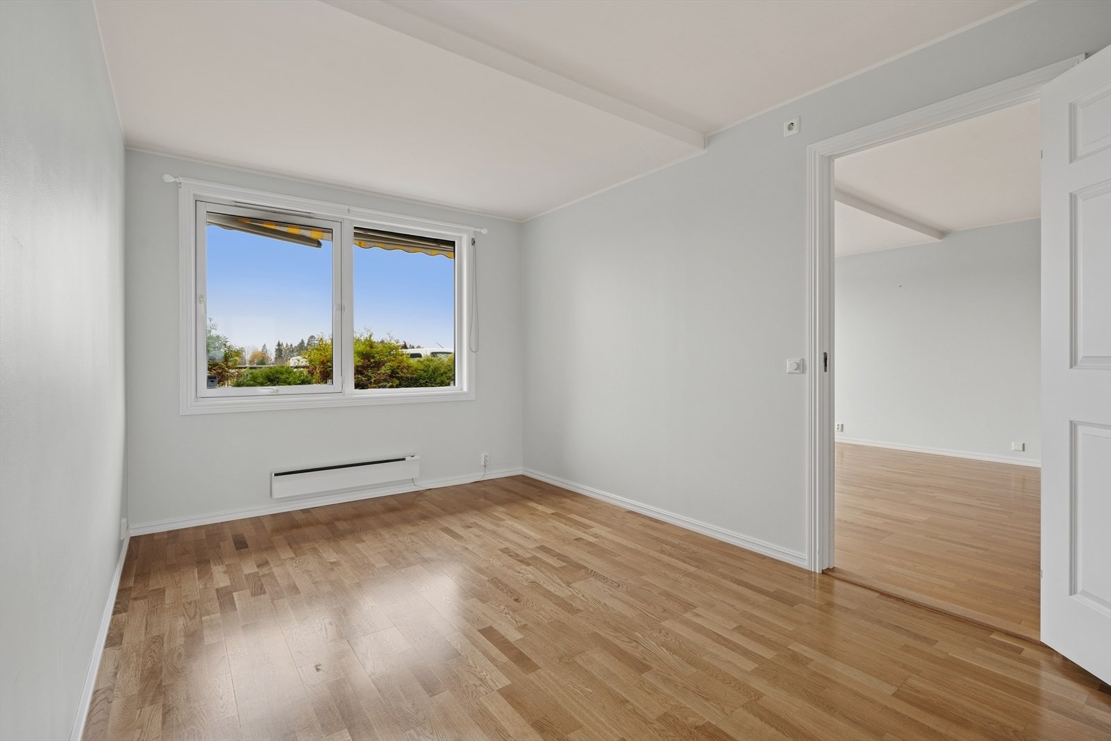 På soverommet er det god plass til en dobbeltseng og tilhørende møblement. Det er også plass til garderobeskap for oppbevaring. Galleribilde