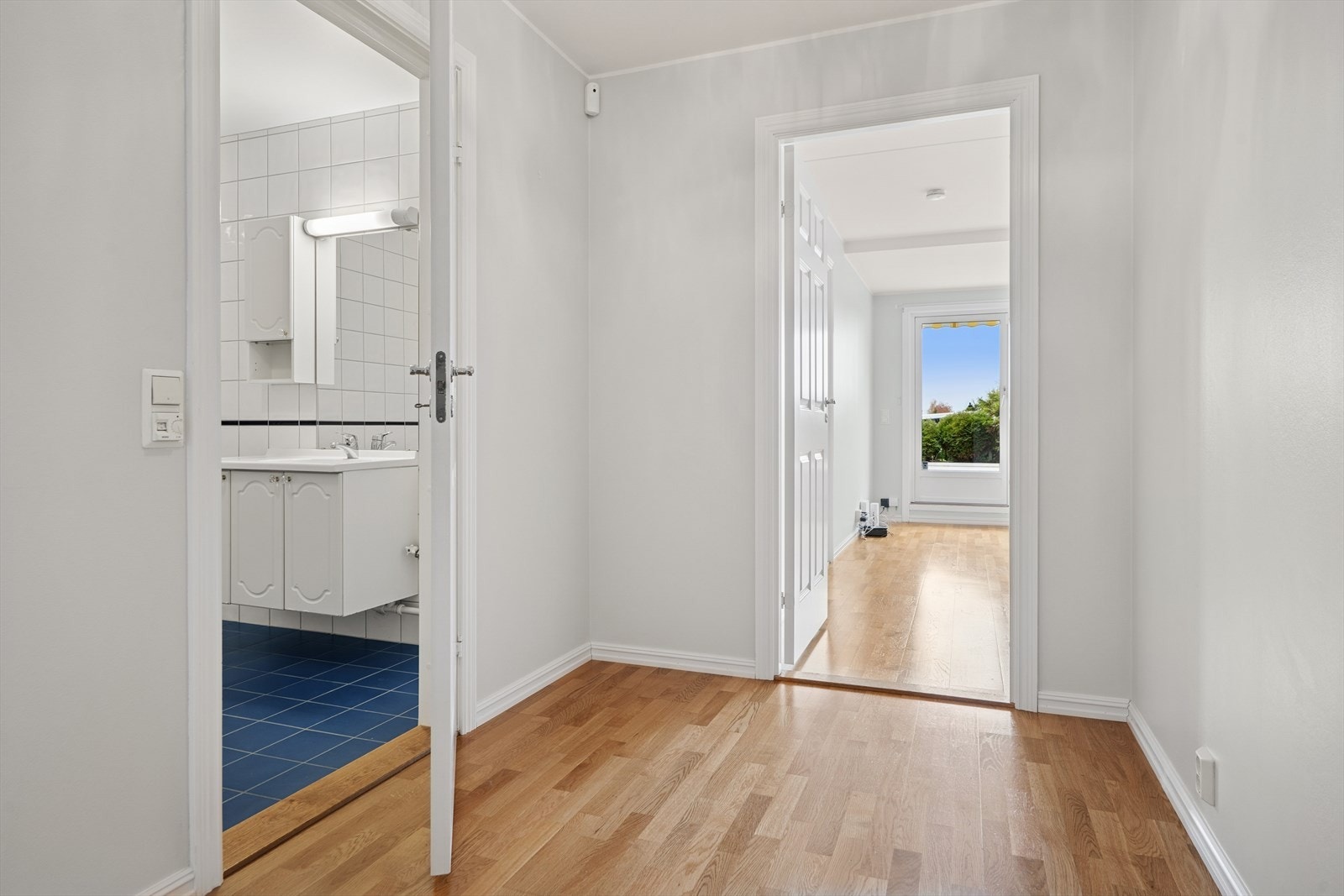 Entréen er av god størrelse. Her er det plass til å henge fra seg yttertøy og sette fra seg sko. Galleribilde