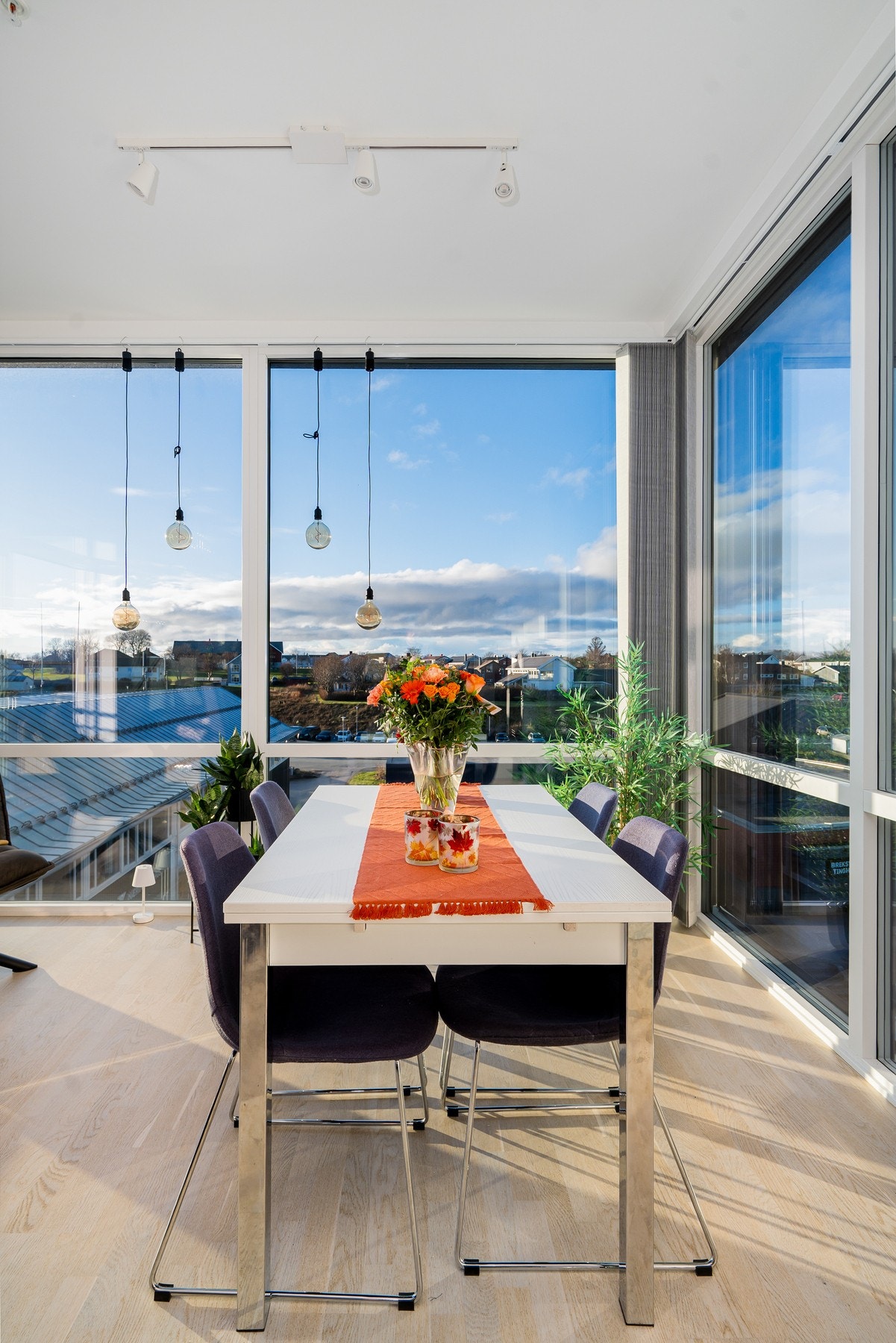 Tenk deg å sitte her da!
De store vindusflatene gir godt med naturlig lys inn i rommet. Galleribilde