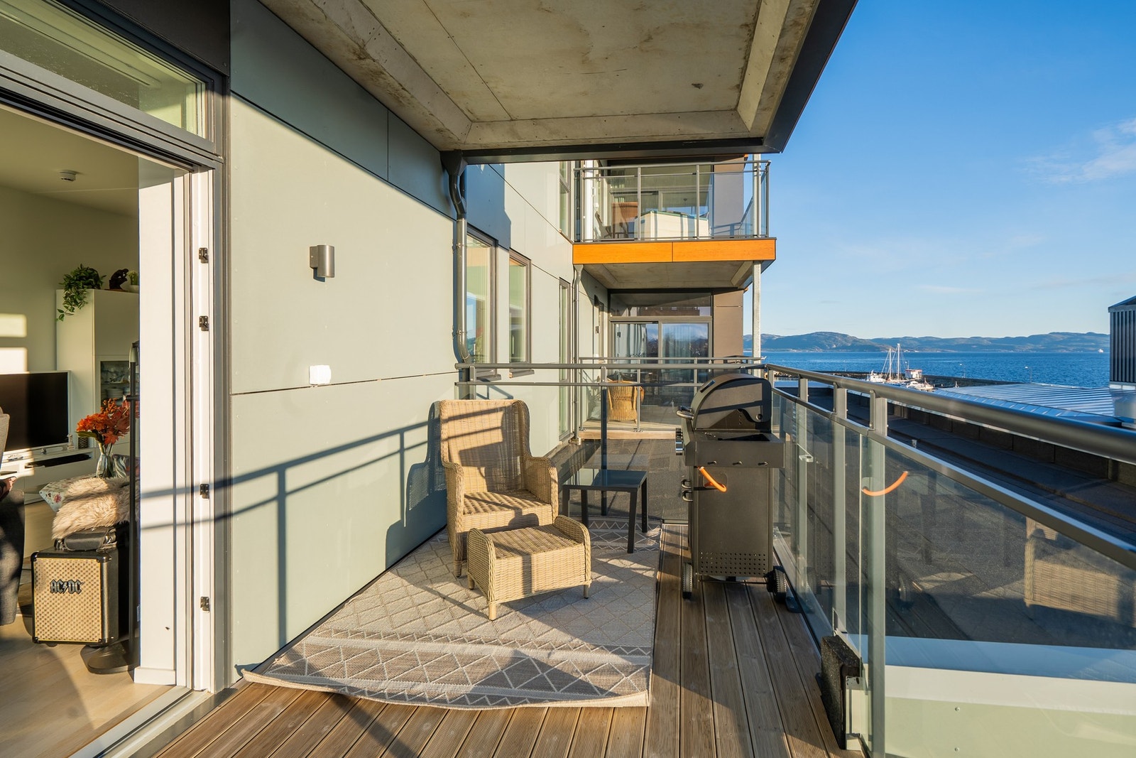 Herfra har man også sjøutsikt og man kan se utover fjorden og båtleia. Galleribilde