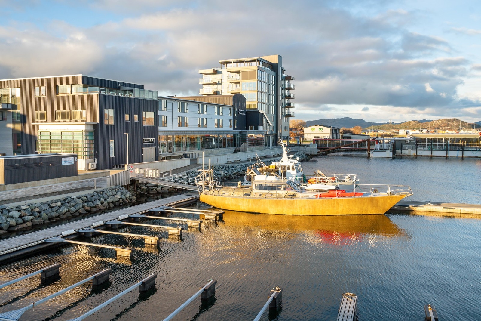 Her har man jo alle faisliteter i umiddelbar nærhet. Bibliotek, galleri, kino, hotellet, hurtigbåtterminal m.m. Galleribilde