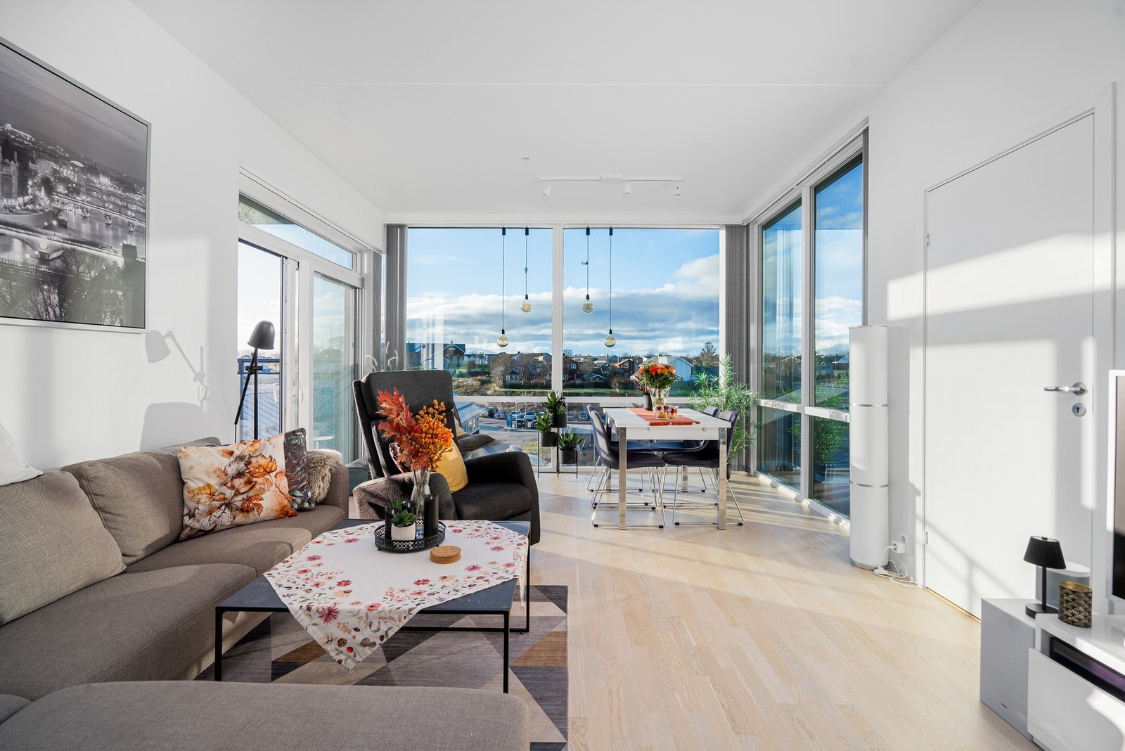 Store vindusflater gir en helt fantastisk romfølelse. Galleribilde