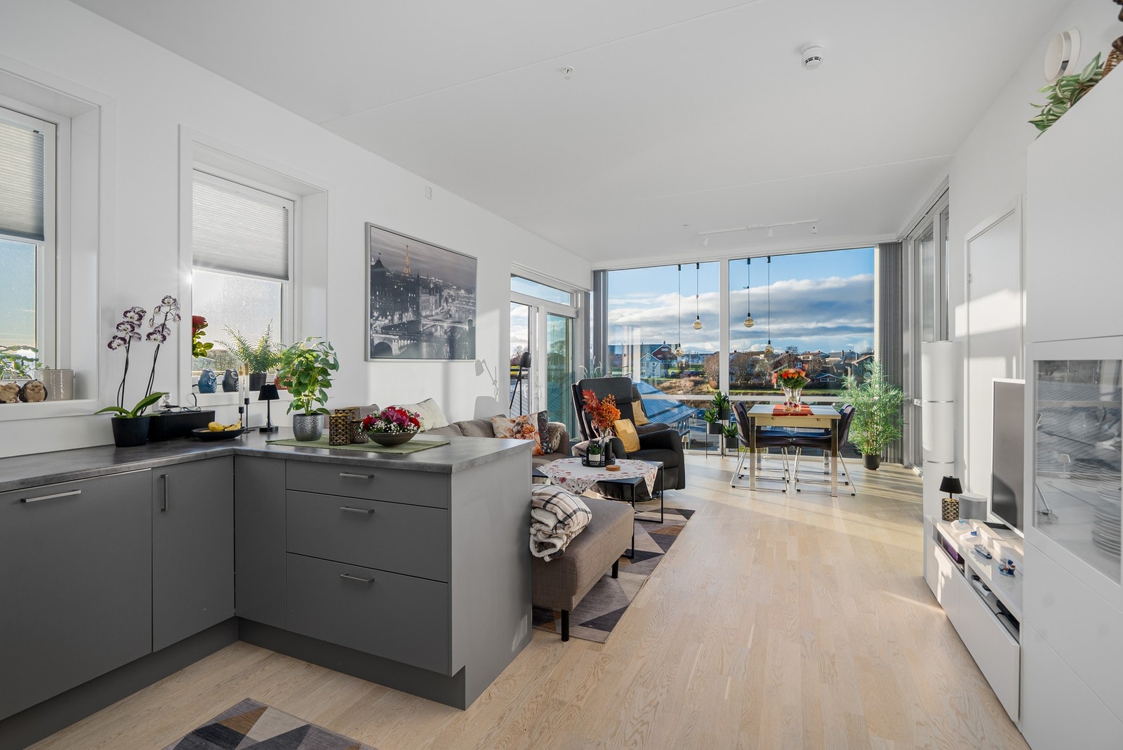 Her kan man stå på kjøkkenet og samtidig underholde gjestene. Galleribilde