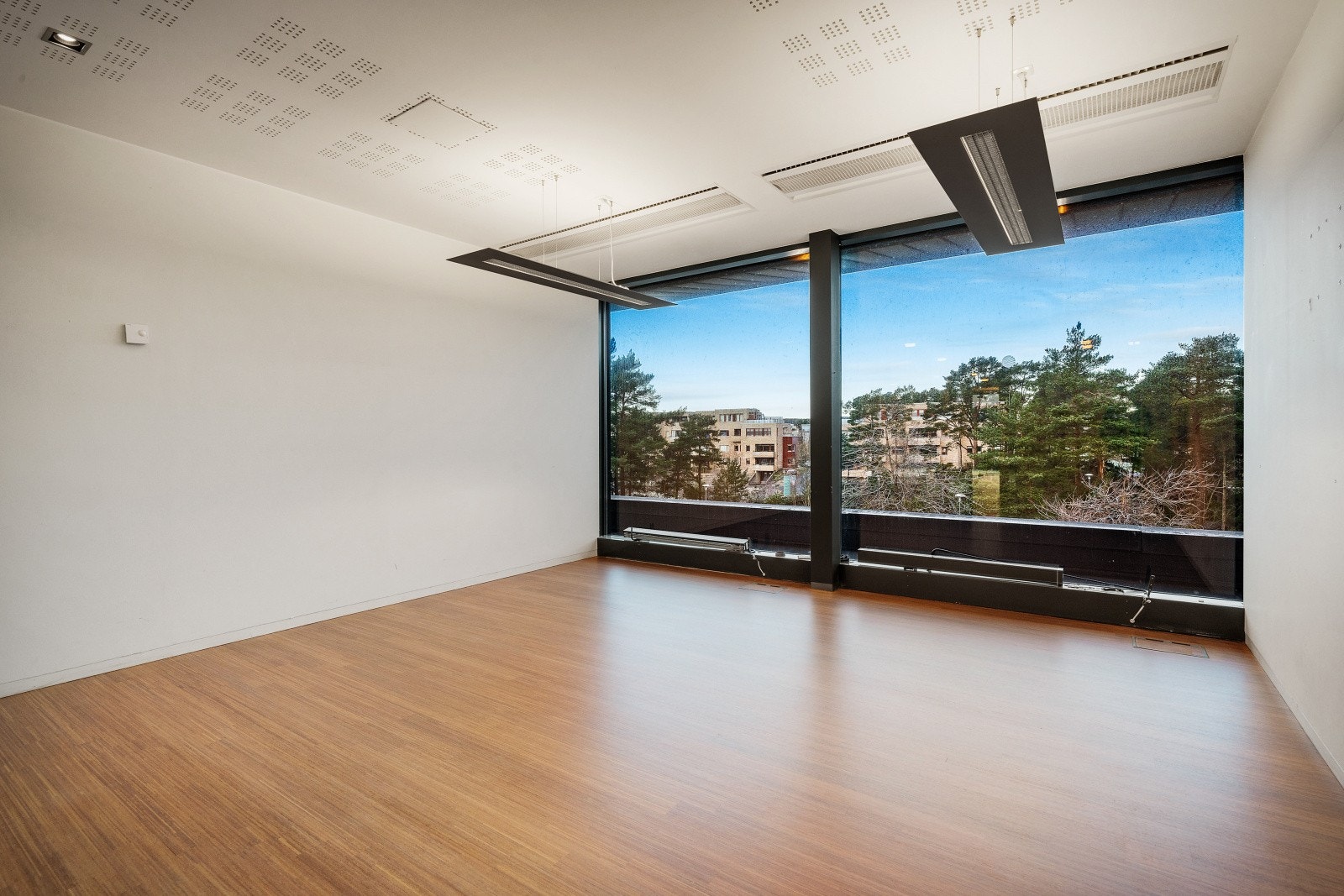 Lokalene er godt vedlikeholdt og kan overtas "slik de er" eller tilpasses for nye leietakere. Galleribilde