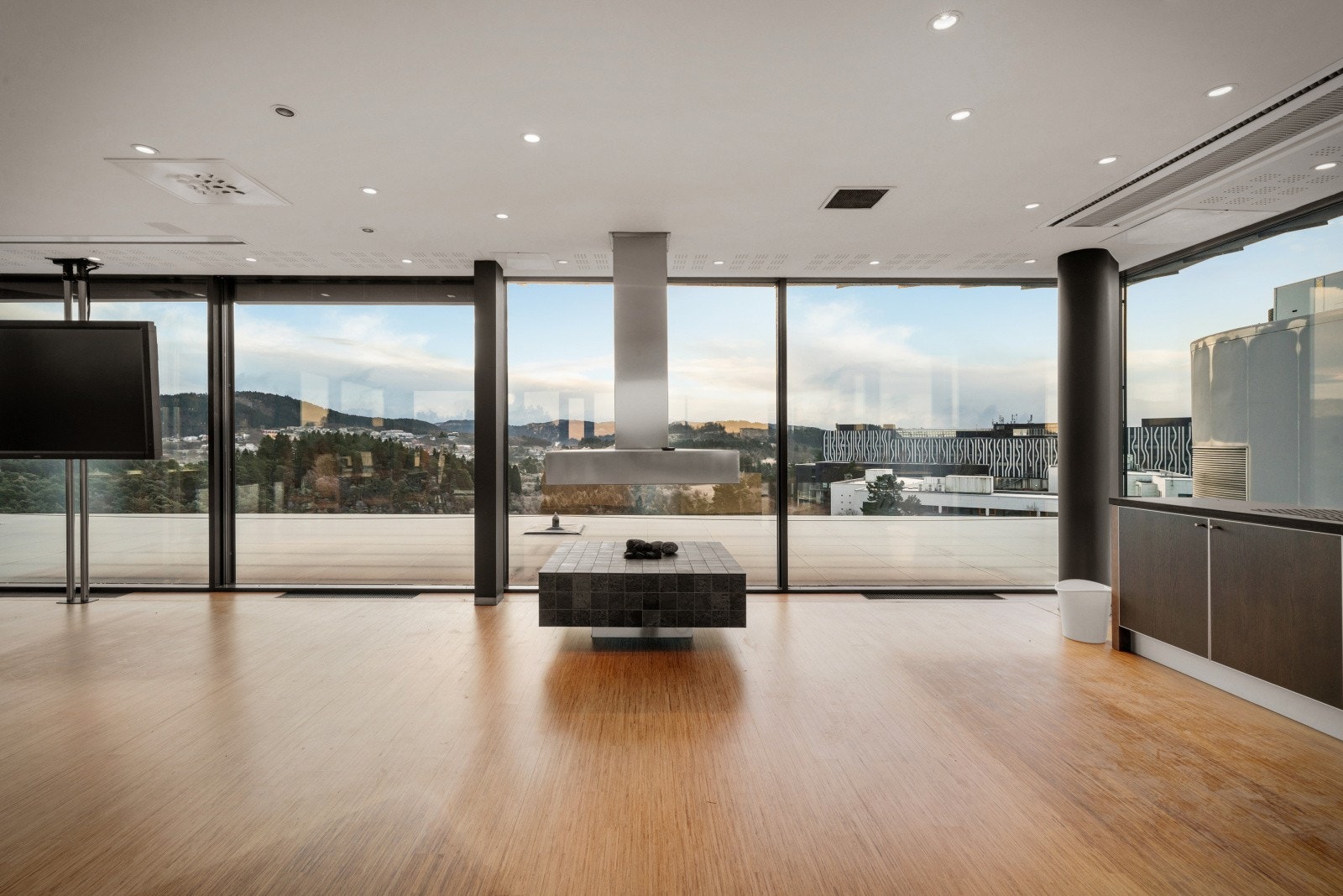 Flotte kontorlokaler i toppetasjene med eget styrerom og fri utsikt Galleribilde