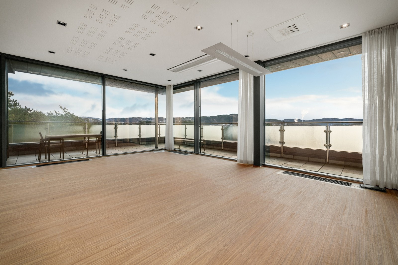 Lokalene er godt vedlikeholdt og kan overtas "slik de er" eller tilpasses for nye leietakere. Galleribilde