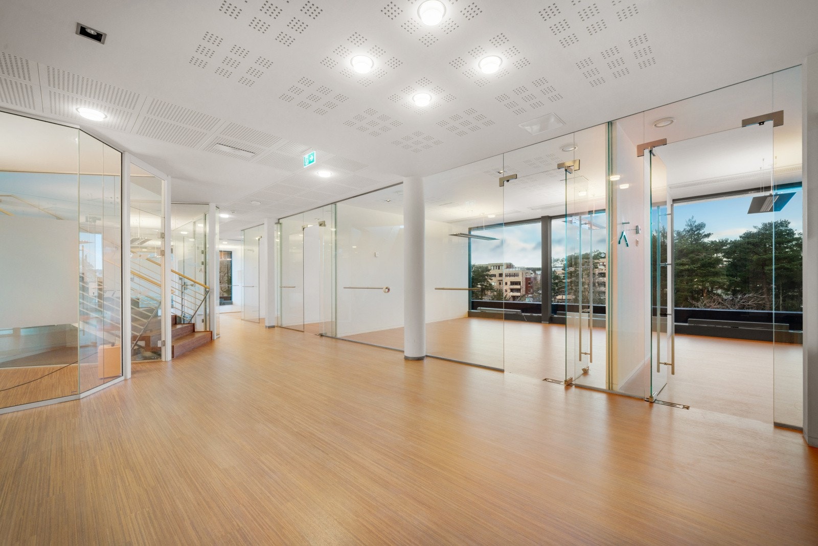 Lokalene er godt vedlikeholdt og kan overtas "slik de er" eller tilpasses for nye leietakere. Galleribilde