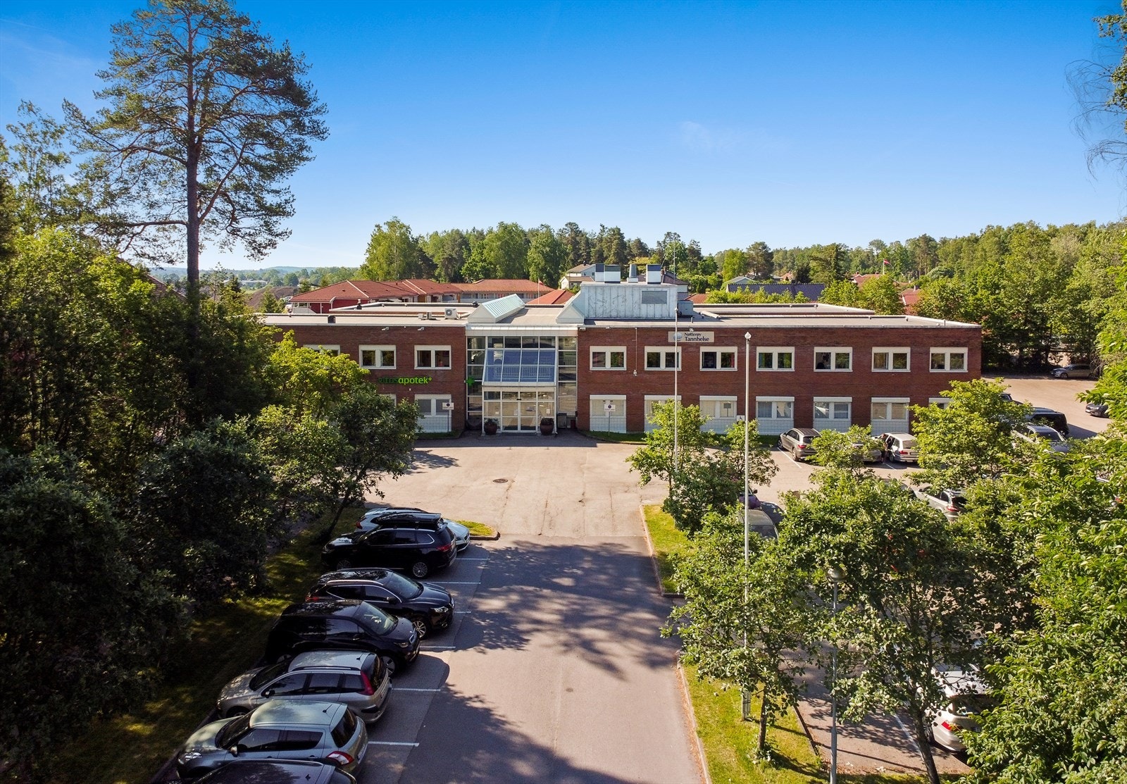 Fasade og innkjøring til eiendommen Galleribilde