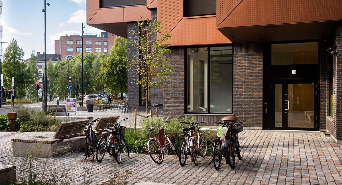 Uteområdet foran butikkene er pent opparbeidet og tilrettelagt med benker, beplantning m.m. Galleribilde