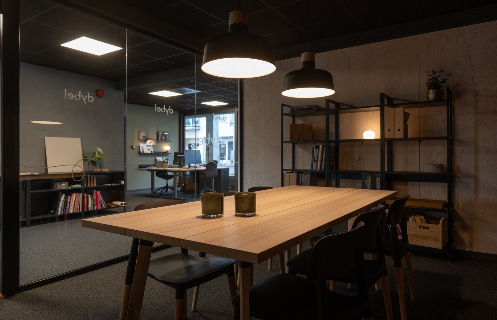 Romslig møterom med kobinasjon av glassvegger/glassdør og malte vegger Galleribilde