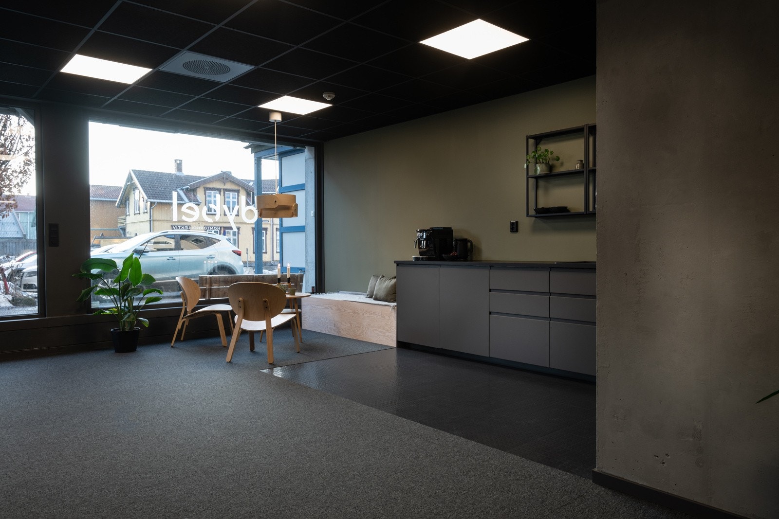 Del av lokalet med kjøkkeninnredning og sittegruppe Galleribilde