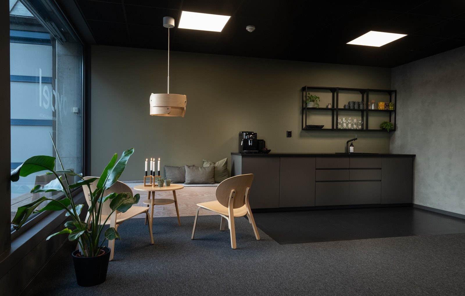 Lokalet føles innbydende og gir en luftig og åpen romfølelse Galleribilde