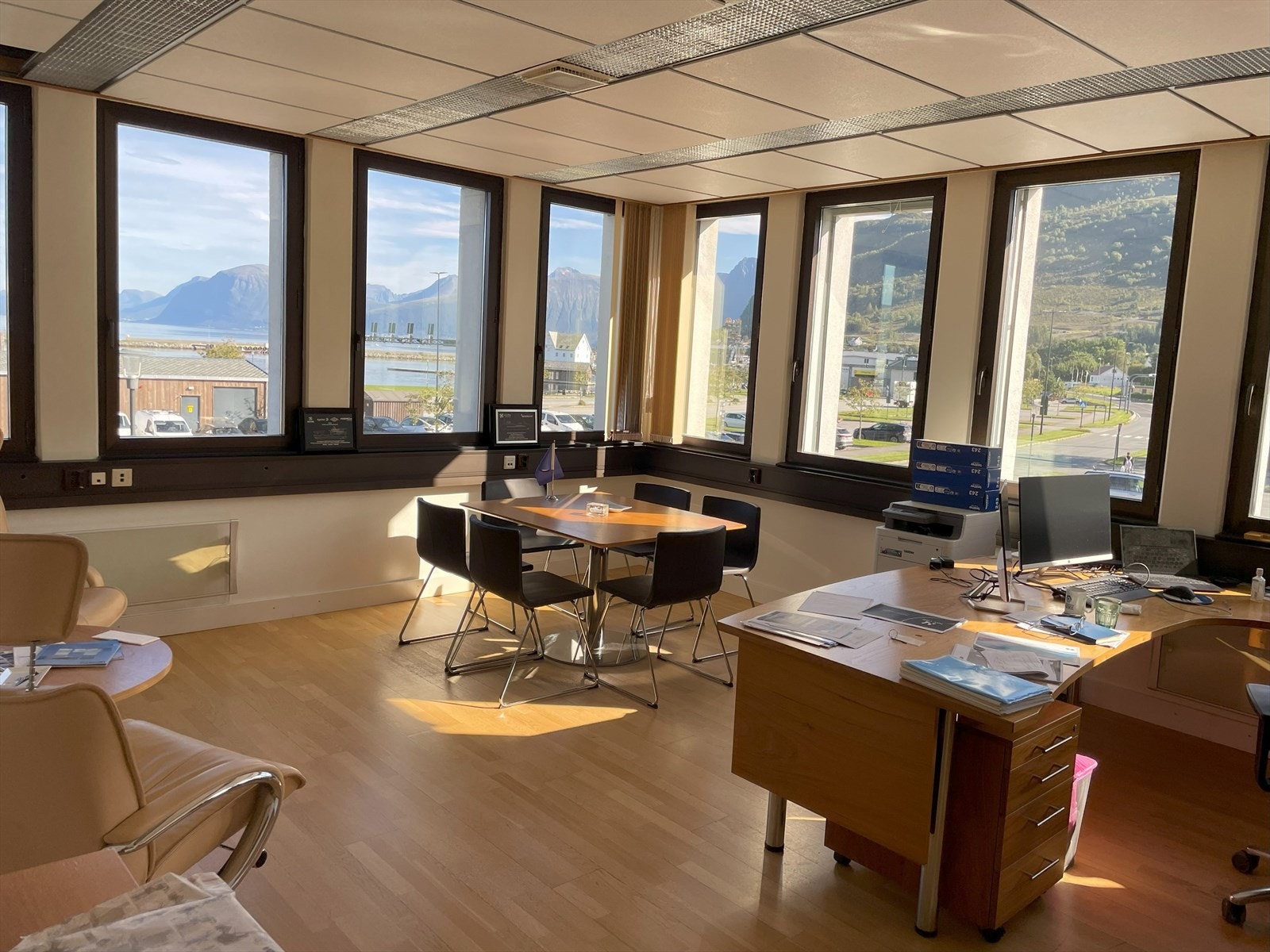 KONTOR KJØRNE.jpeg Galleribilde