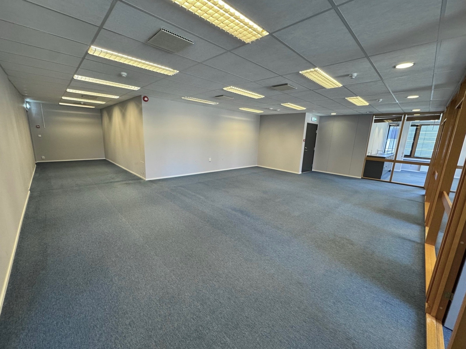 Lyst og åpent kontorlandskap Galleribilde