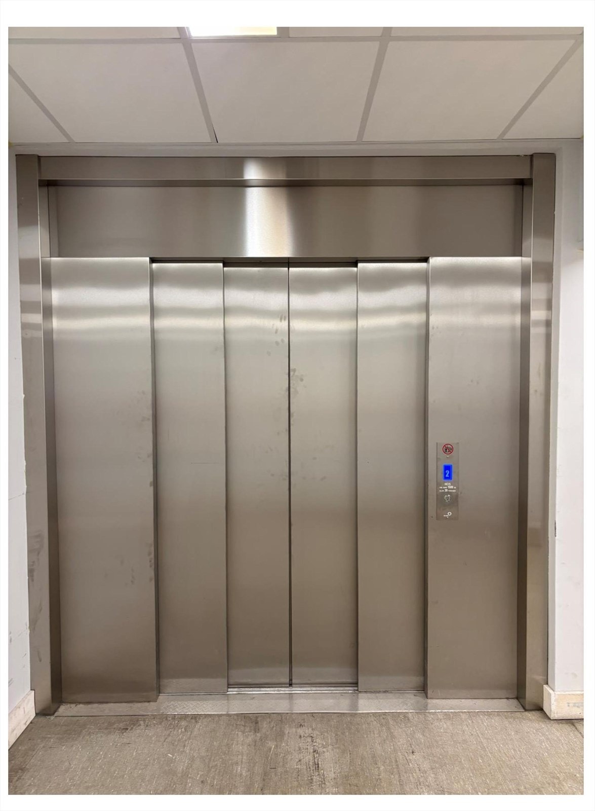 Stor moderne vareheis direkte inn fra rampe og kjøreport Galleribilde