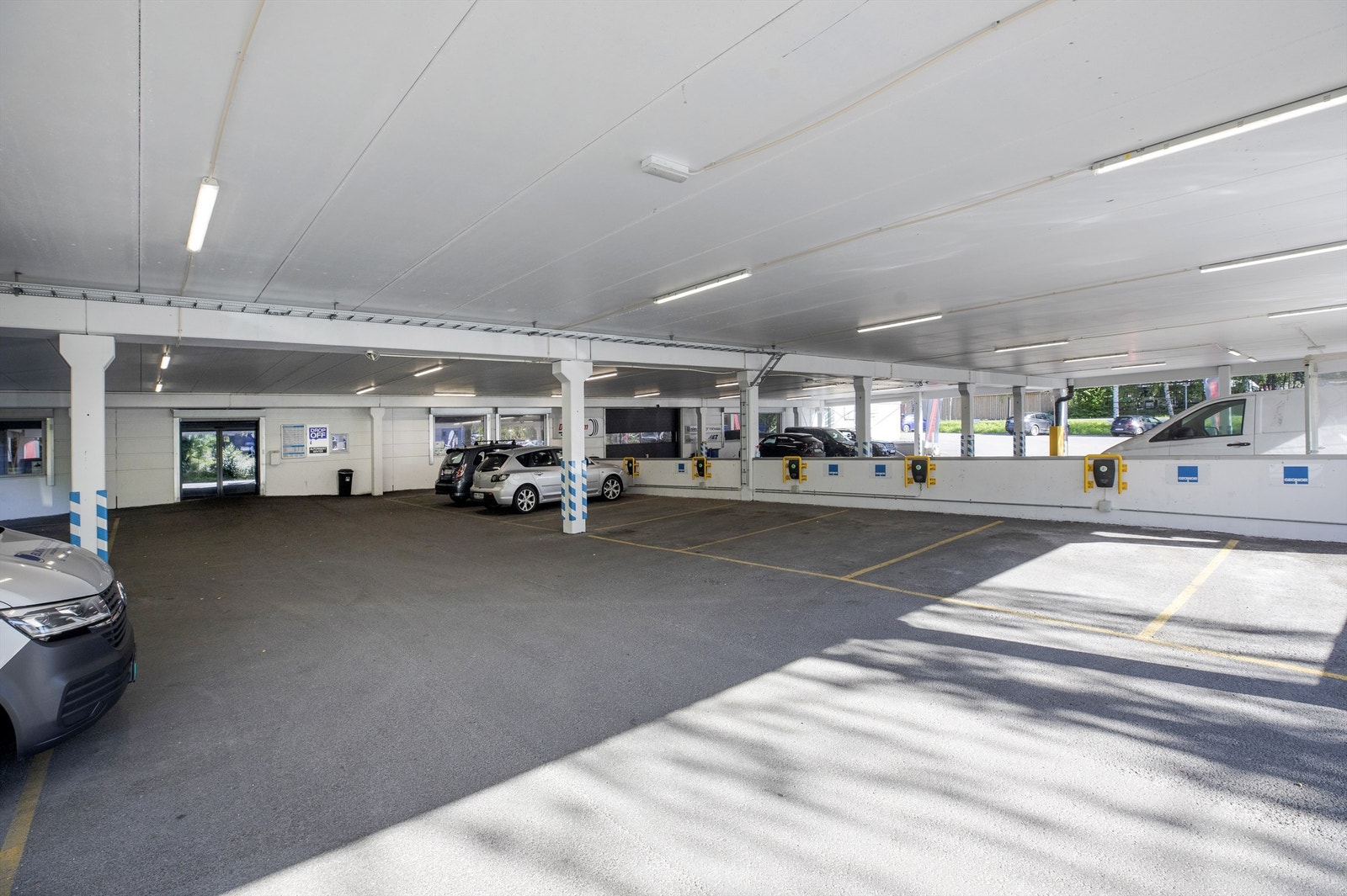 Parkeringshus med el-bil ladere Galleribilde