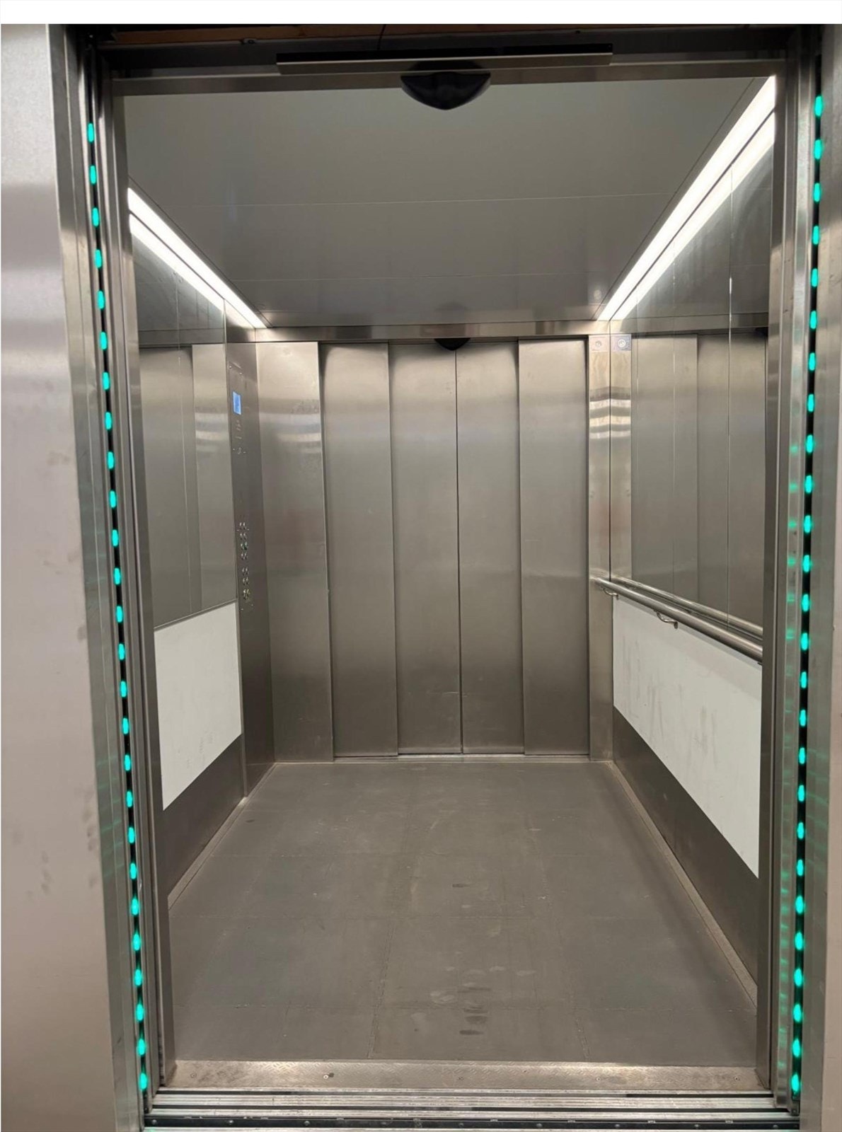 Stor moderne vareheis direkte inn fra rampe og kjøreport Galleribilde