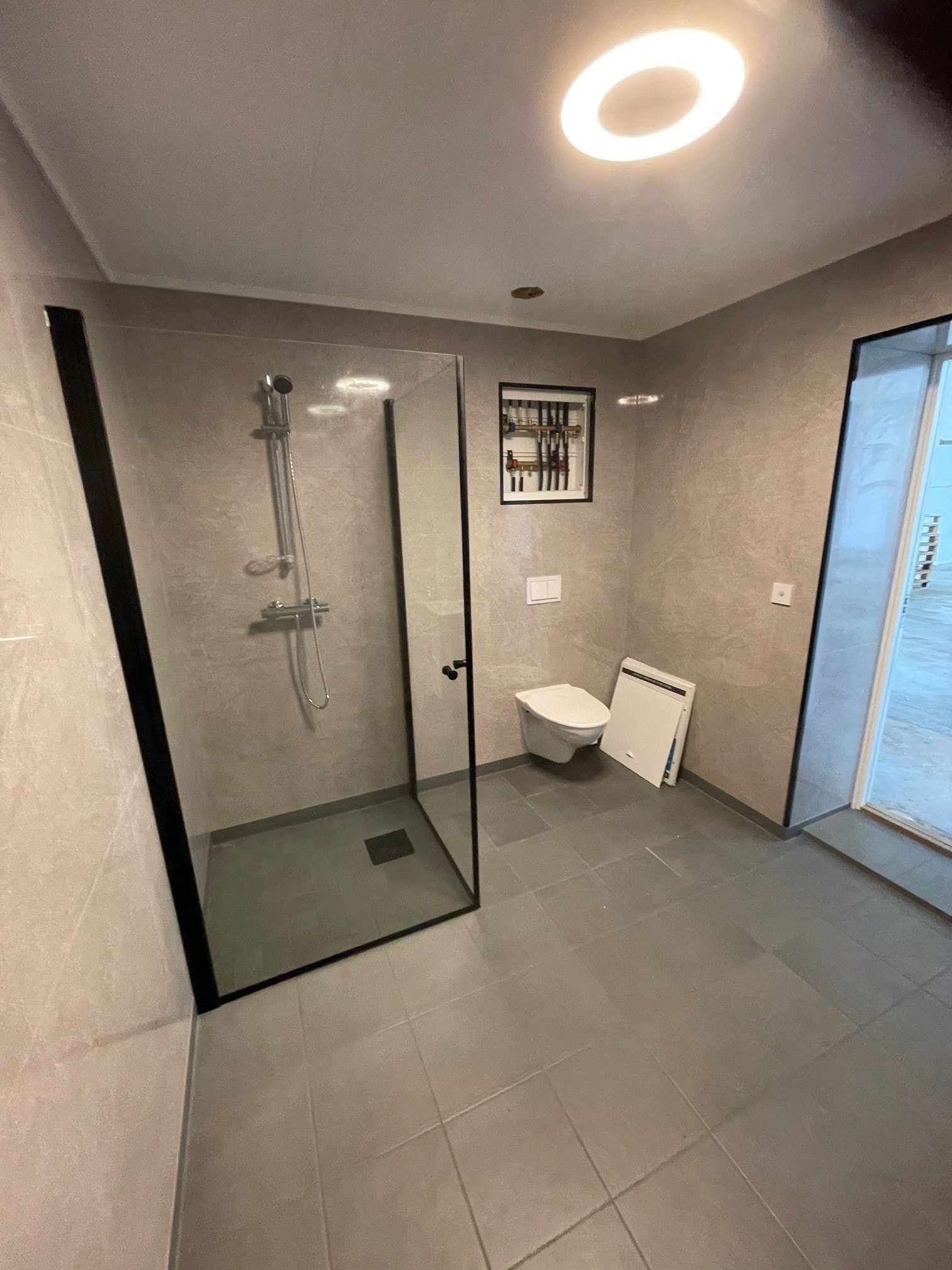 Helt nye garderobe/toalett/dusj i lokalet. Galleribilde