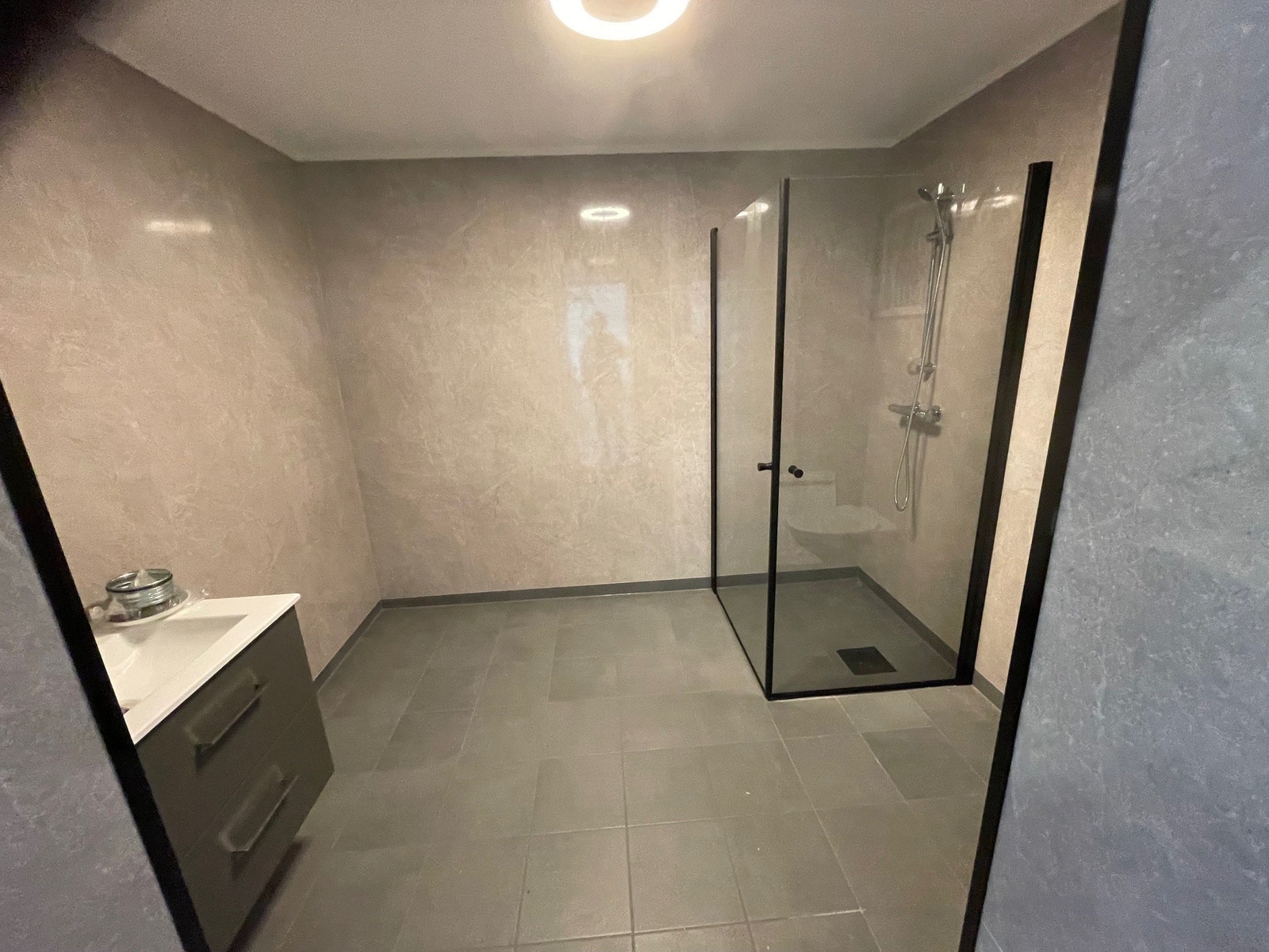 Helt nye garderobe/toalett/dusj. Galleribilde