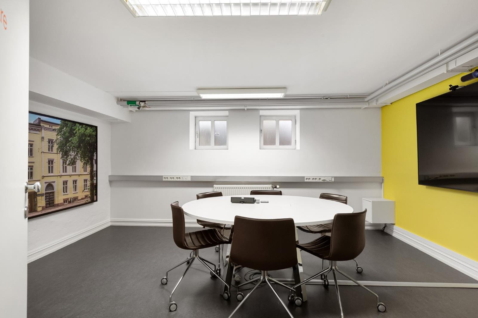Moderne møterom med god belysning, plass til stor skjerm og 6-8 personer. Et funksjonelt rom som egner seg perfekt til workshops, prosjektmøter eller videokonferanser. Galleribilde