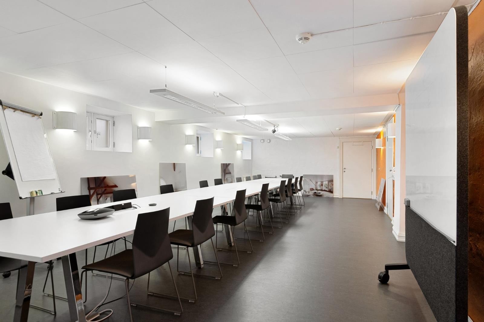 Stort og fleksibelt møterom med plass til hele teamet. Perfekt for kurs, workshops og styremøter - rommet er utstyrt med moderne AV-løsninger, whiteboard og god belysning som sikrer et profesjonelt preg. Galleribilde