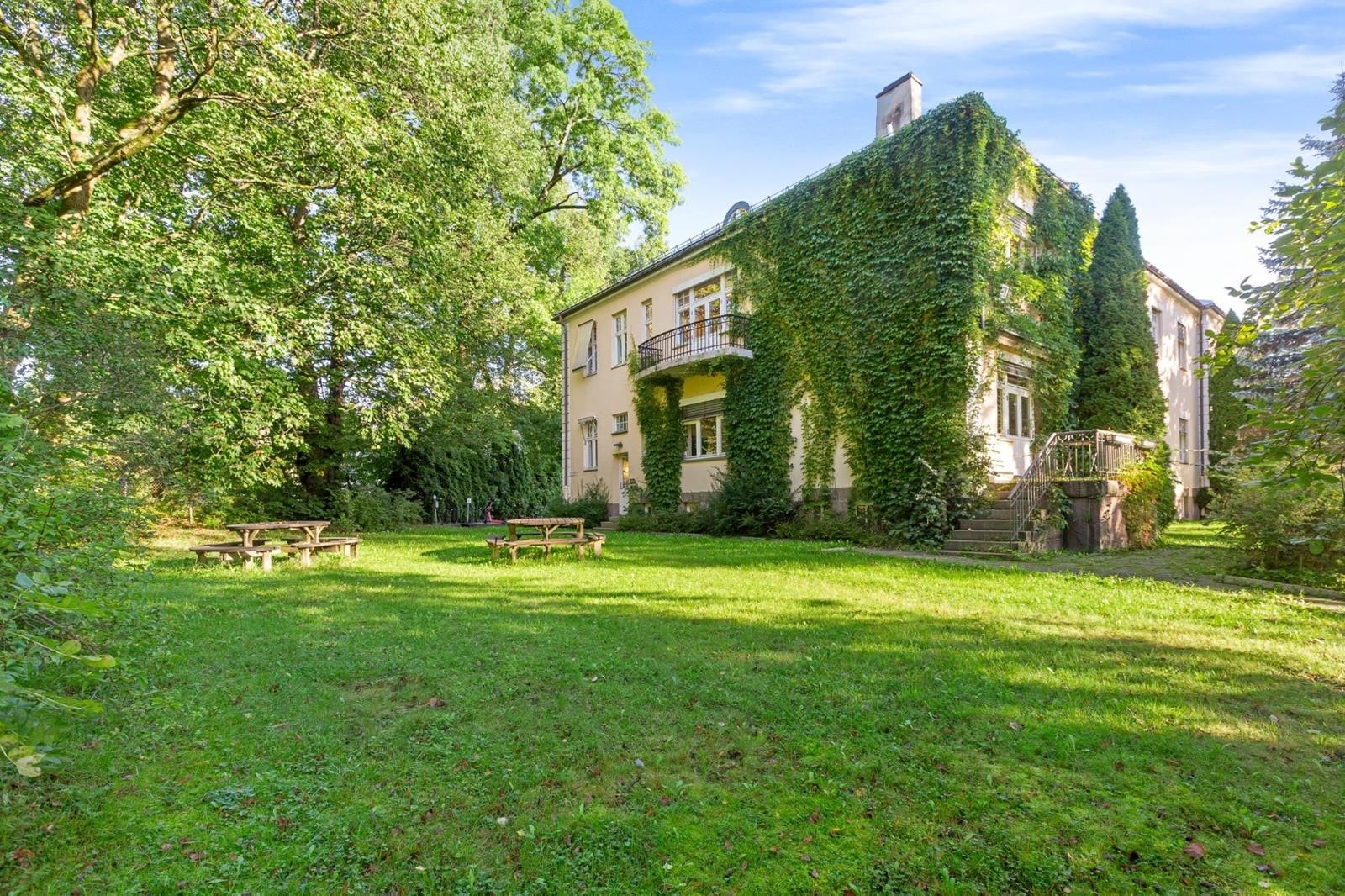 Unik, frodig hage som tilfører kontoret en grønn oase - perfekt for utemøter, pauser i frisk luft eller sosiale sammenkomster. Her får man en inspirerende arbeidsplass med naturskjønne omgivelser midt i byen. Galleribilde