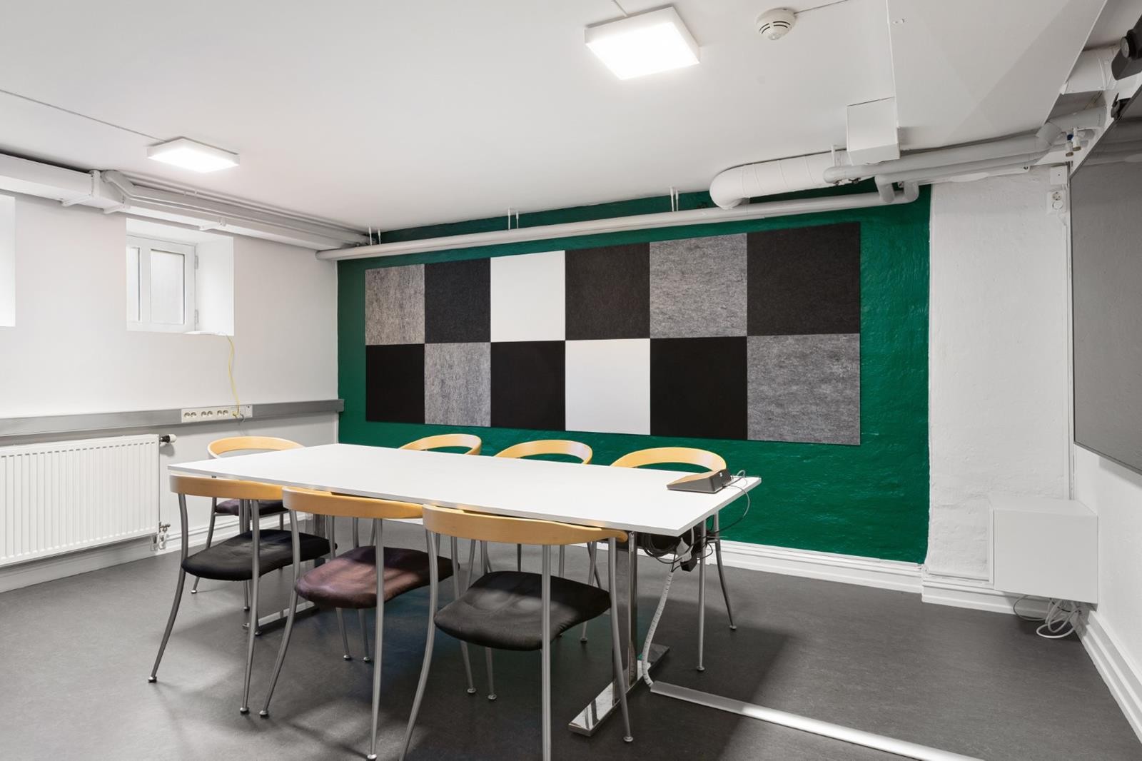 Stilrent møterom med moderne uttrykk. Plass til 6-8 personer. Fargerike detaljer og akustikkplater skaper en kreativ atmosfære som passer perfekt til idémyldring, prosjektarbeid og effektive teammøter. Galleribilde