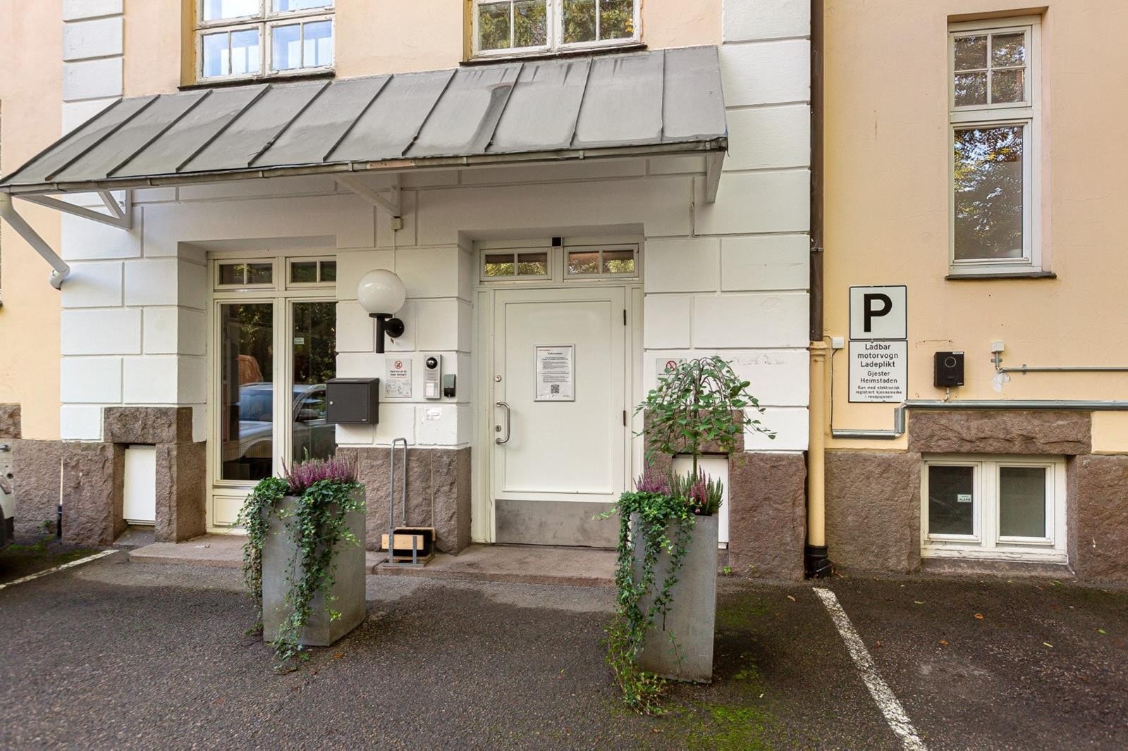 Belyst hovedinngang med calling anlegg til resepsjonen i 1 Etg. El-bil lader til flere biloppstillingsplasser. Galleribilde