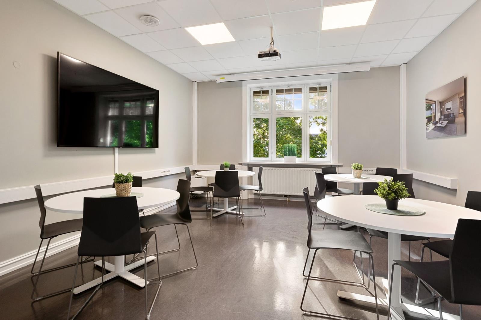 Trivelig og lyst område i tilknytning til kantinen - perfekt for uformelle møter, presentasjoner eller en pause med kollegaer. Galleribilde