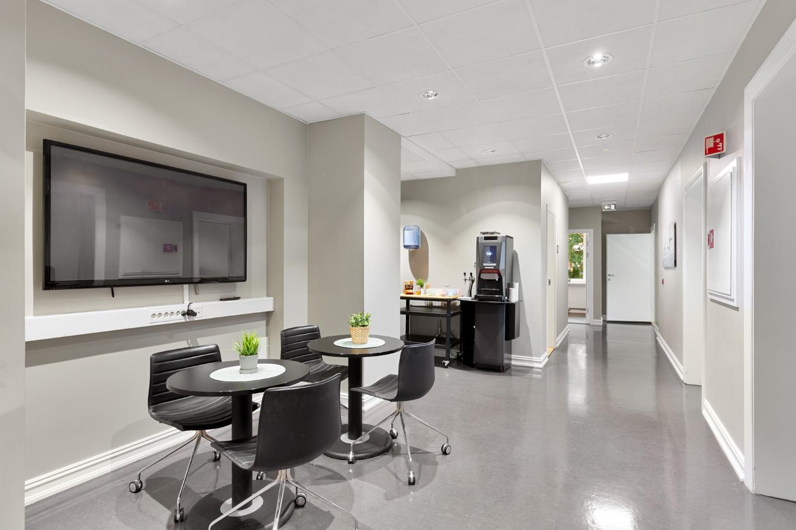 Venteområde med god plasst til flatskjerm. Opplegg til kaffemaskin til både ansatte og gjester. Galleribilde