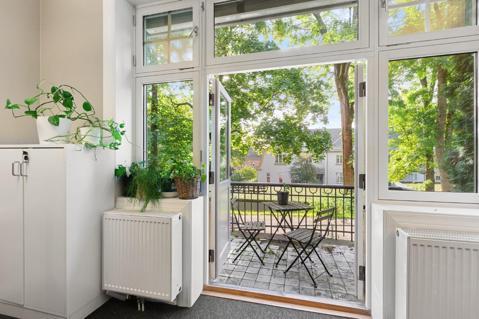 Koselige sitteplasser i tilknytning til flere av grupperommene. Velrenomerte Villa Ulvin er nærmeste nabo. Galleribilde