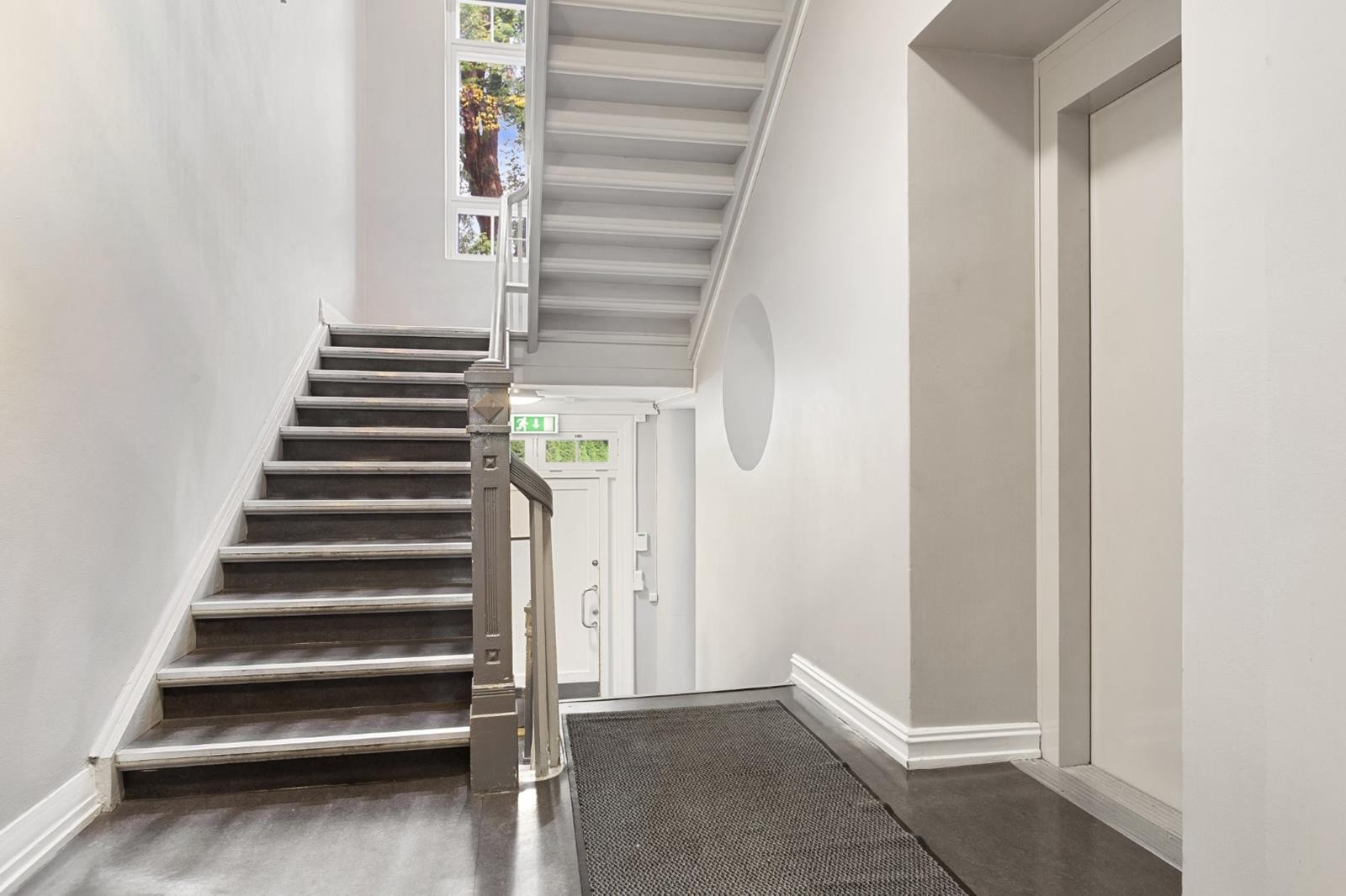 Trapperommet er også nymalt. Leietaker anmodes til å dekorere med egen kunst og dekor. Galleribilde