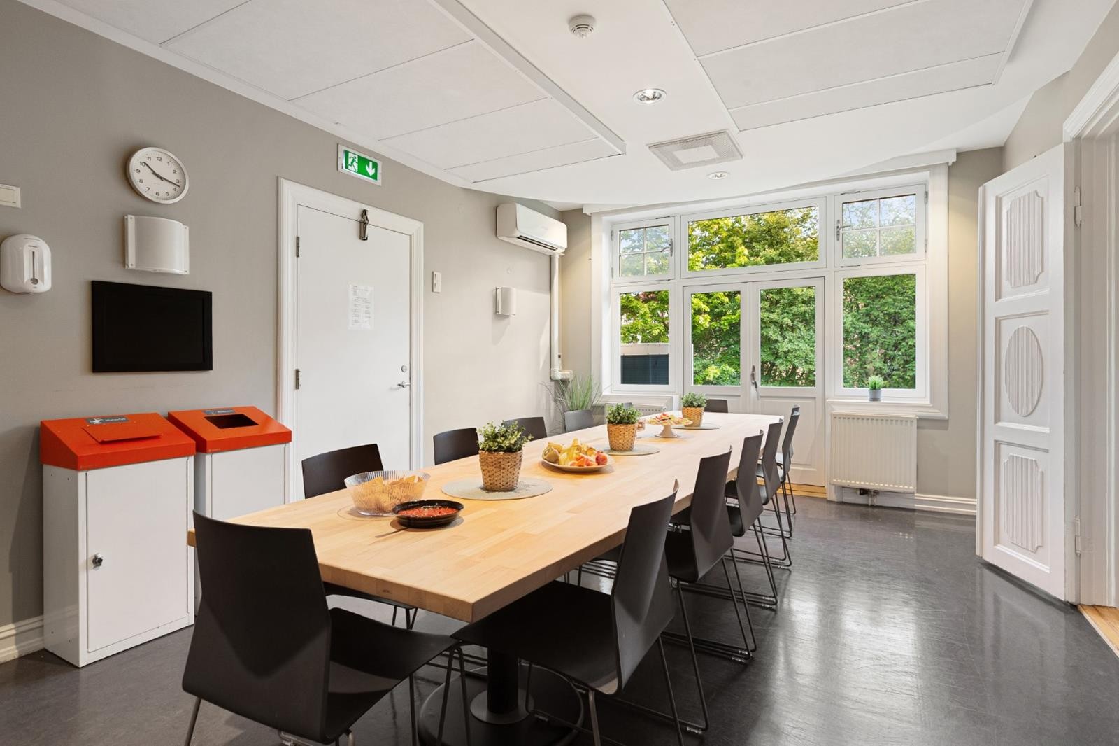 Trivelig spiseområde med plass til hele teamet - lyse omgivelser, store vindusflater og en lun atmosfære som skaper gode rammer for både lunsjpauser og uformelle møter. Galleribilde