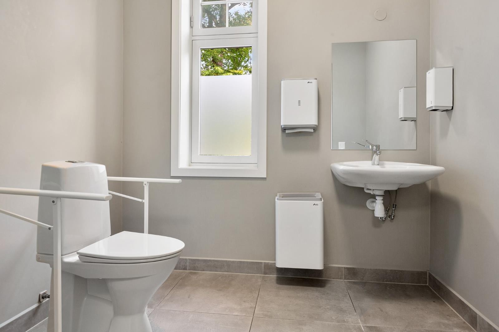 HC toalett med tilsvarende standard som resten av kontoret. Galleribilde