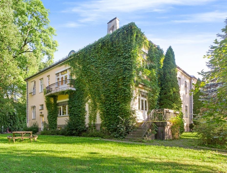 Herskapelig kontorbygg med god standard, enkel adkomst og parkeringsplasser. Galleribilde