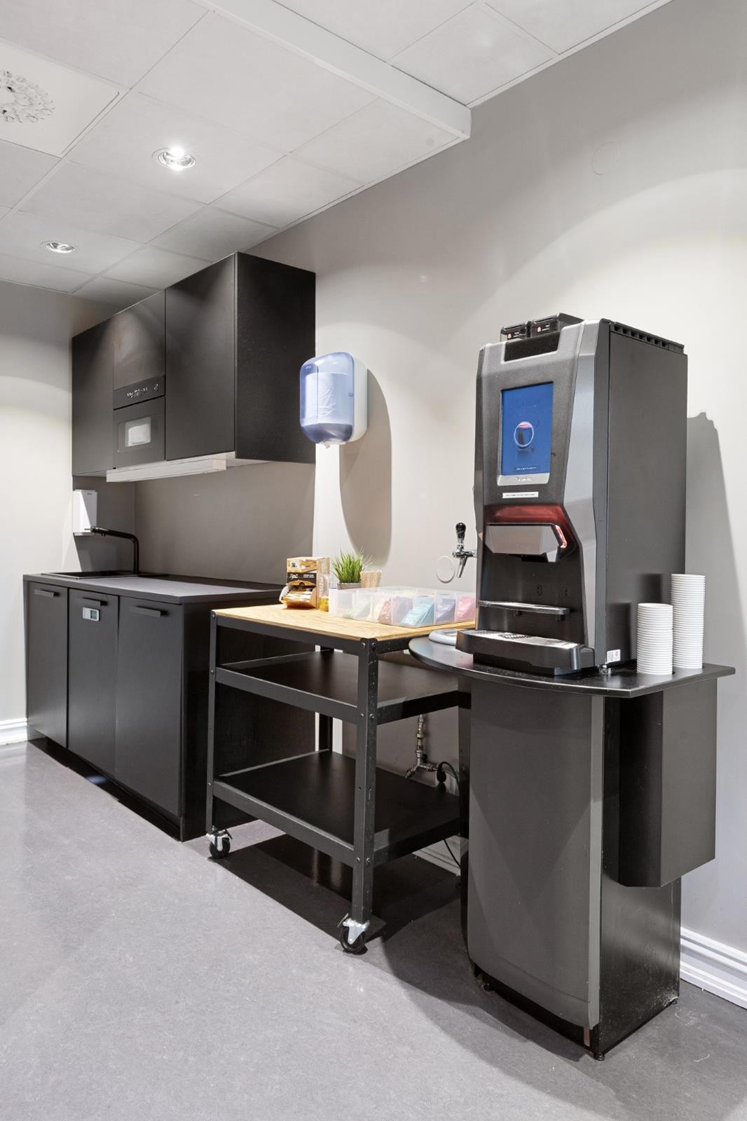 Minikjøkken til kaffekopper og annet smått som ikke tilhører kantinen. Galleribilde