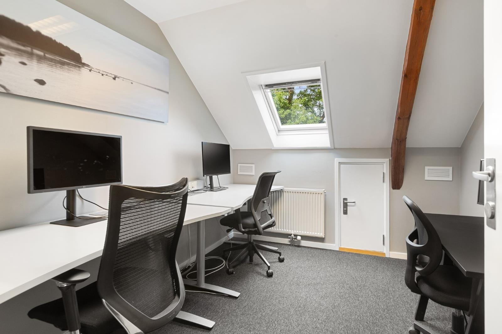 Arealene i 3 Etg. er unike som følge av skråtak og eksponerte bærebjelker. Galleribilde