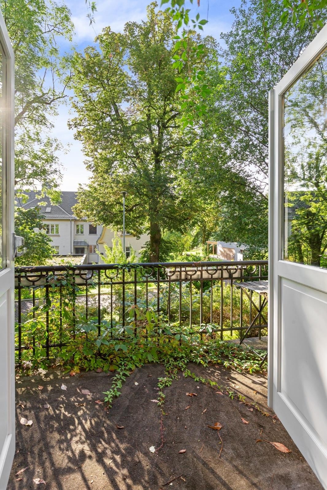 Frodig og solrik balkong i tilknytning til cellekontor. Perfekt for kaffepause og frisk luft. Galleribilde