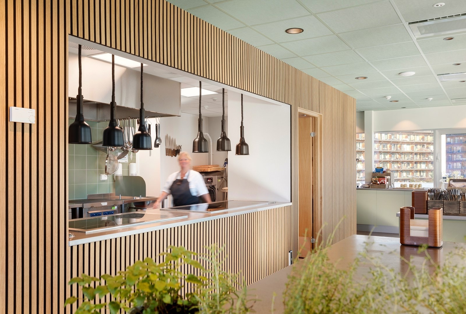 Personalrestaurant med uformelle møteplasser, takterrasse og konferanserom i tilknytning til etasjen Galleribilde