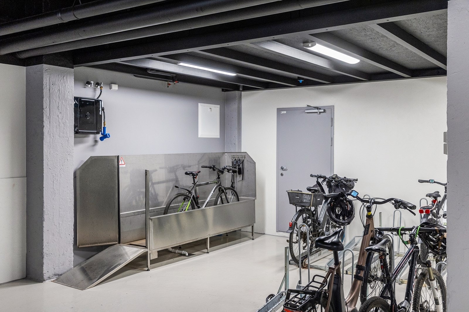 Helt nye dusj og garderober er etablert med tørkeskap. Innendørs sykkelparkering og sykkelvask Galleribilde
