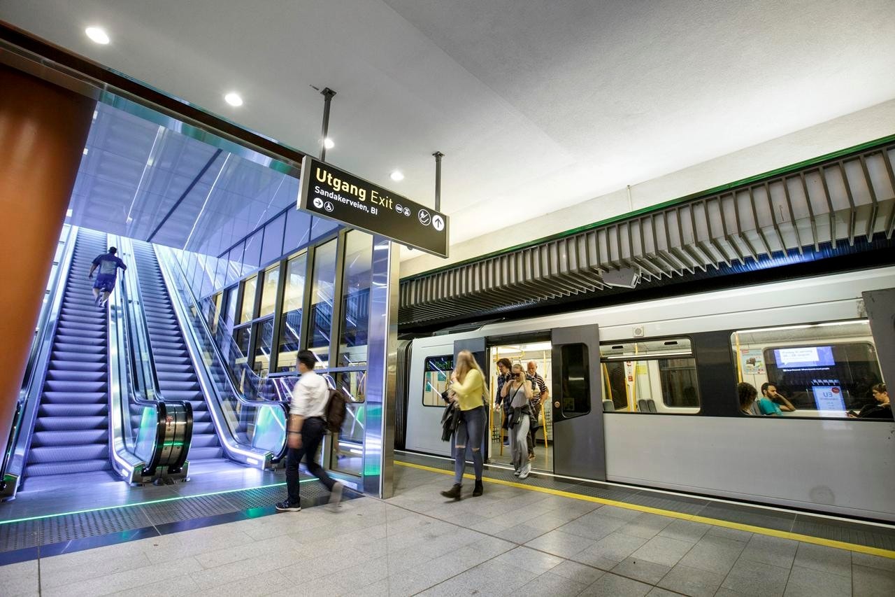 Nydalen er kjent for meget god kollektivdekning. T-banen er tilknyttet Ringen Galleribilde