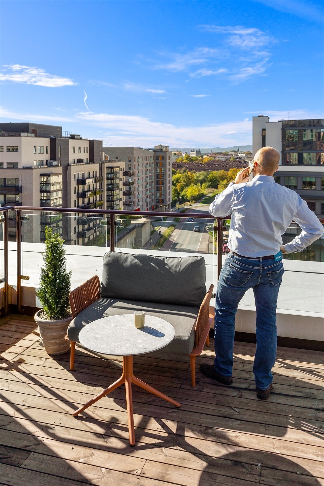 Ta med kaffekoppen og nyt sola i byggets felles takterrasse Galleribilde