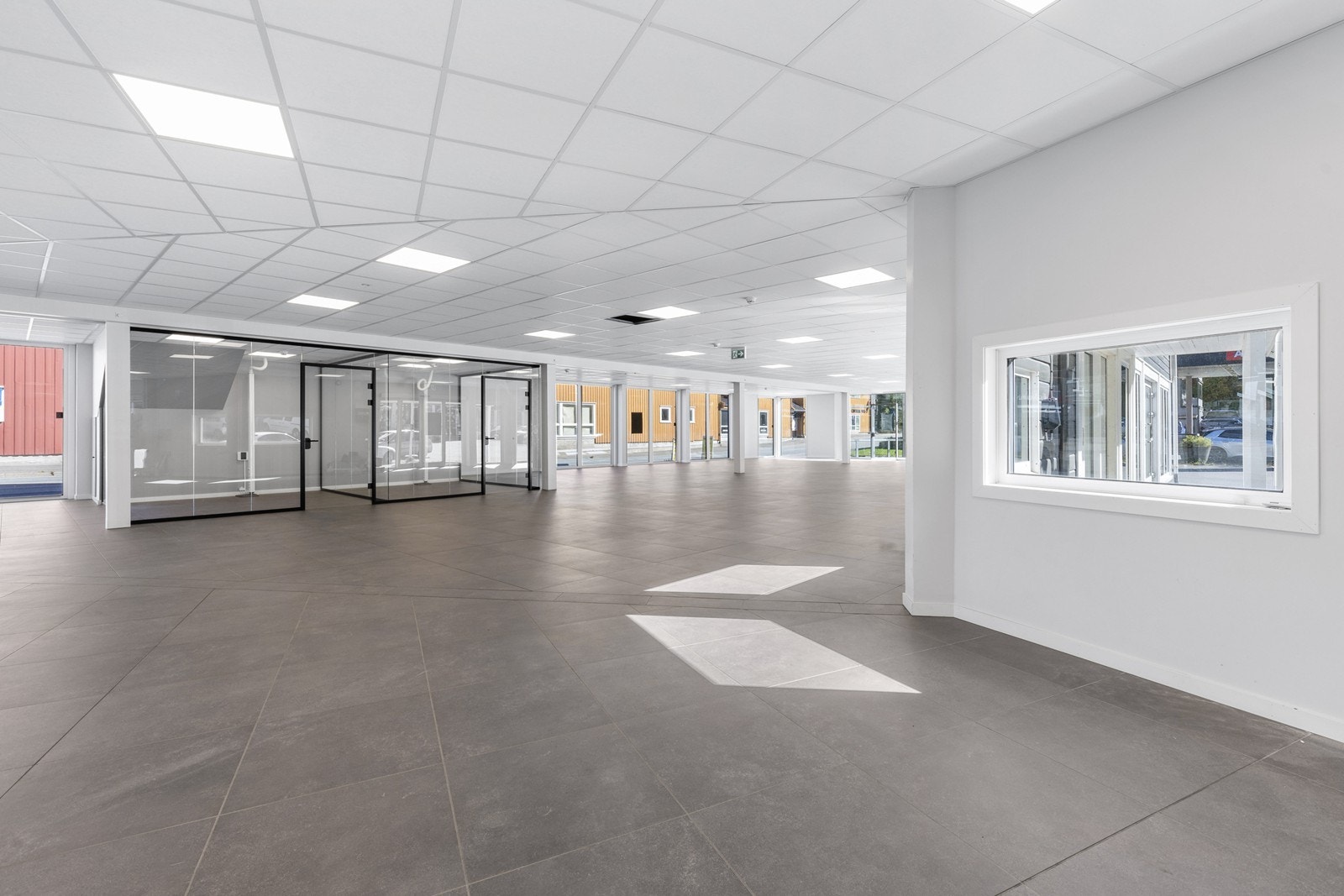 Stort butikk/utstillingslokale med 2 kontorer, wc, spiserom/møterom med kjøkken og bod. Galleribilde